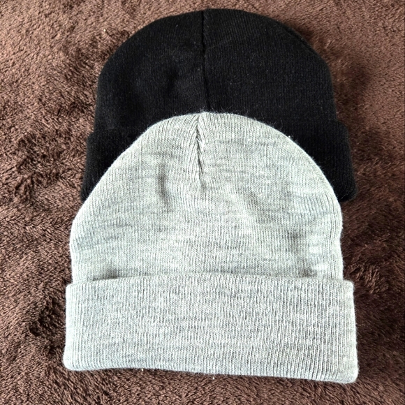 2 women's Toques - Picture 2 of 6
